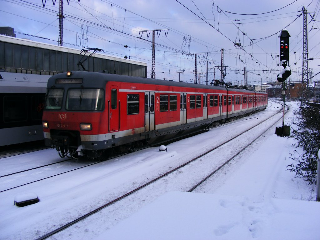 Ein DB 420 ist am 05.01.2009 im Essener Hauptbahnhof unterwegs.