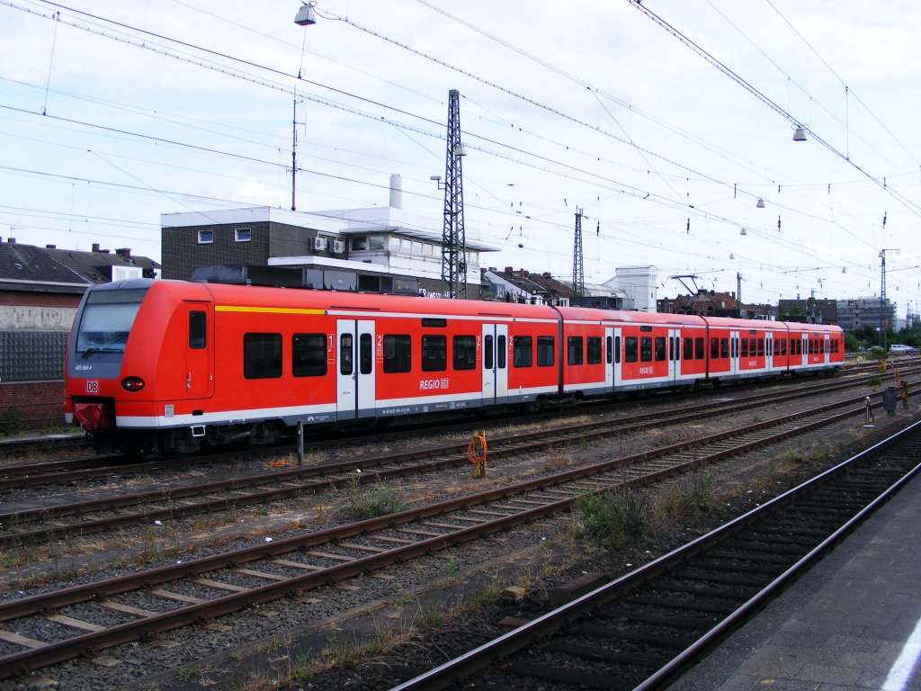 Ein DB 425 steht am 06.07.2010 im Hauptbahnhof von Mnster.