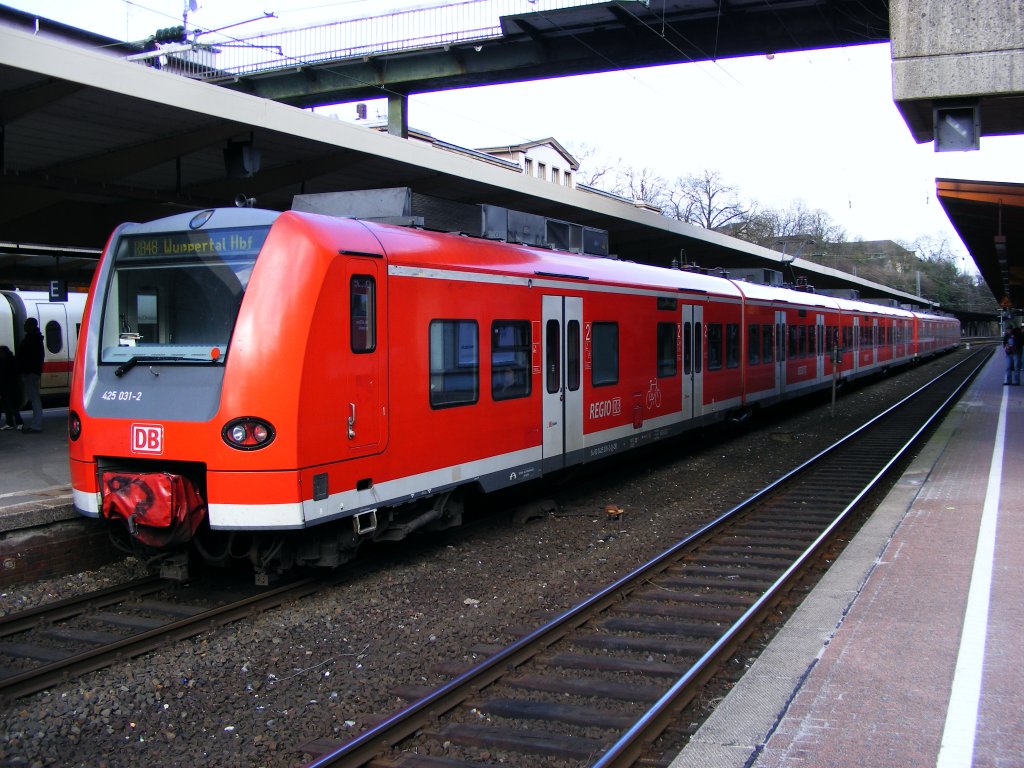 Ein DB 425 steht am 31.03.2010 in Wuppertal-Hauptbahnhof.