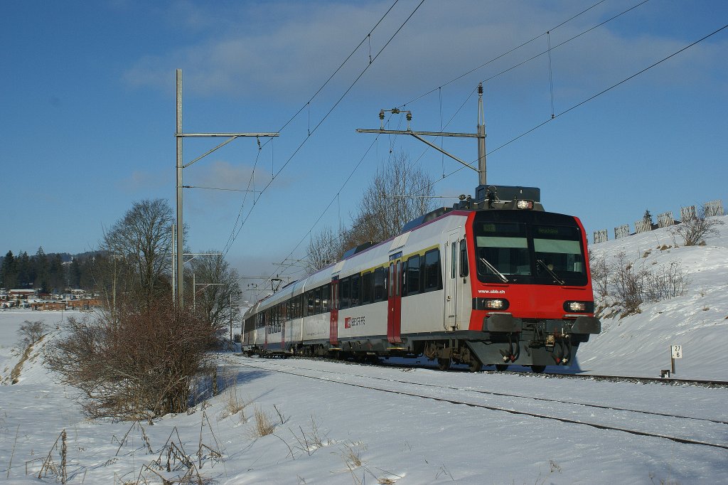 Ein DOMINO als RE nach Neuchtel kurz nach La Chaux-de-Fonds am 18. Januar 2010.