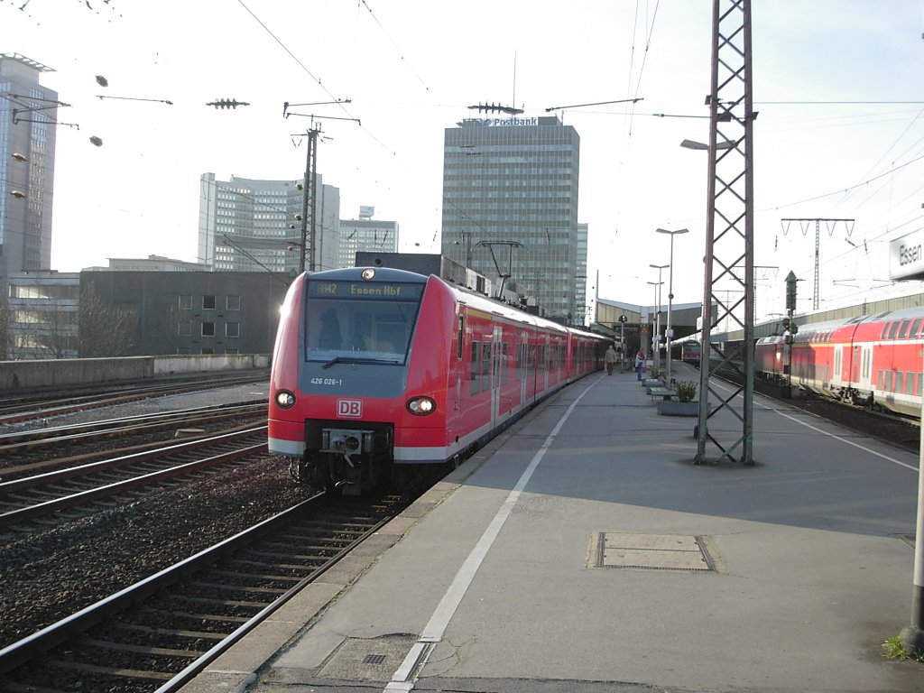 Ein Doppelzug aus DB 426 steht am 30.12.2003 als Regionalzug nach Hagen im Essener Hauptbahnhof.