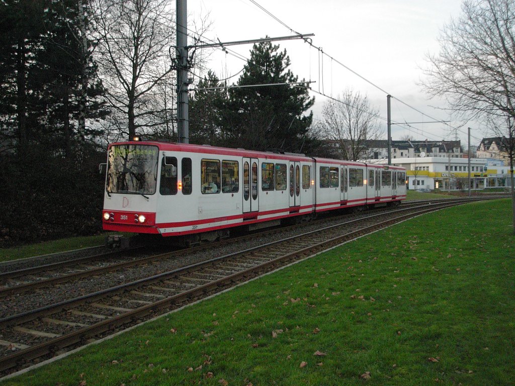 Ein Dortmunder Stadtbahnwagen B nhert sich am 26.01.2004 von Norden her der Haltestelle Fredenbaum.