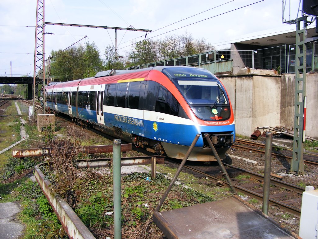 Ein dreiteiliger Talent-Dieseltriebzug der Prignitzer Eisenbahn am 25.04.2008 nach der Abfahrt im Bahnhof Gladbeck-West.