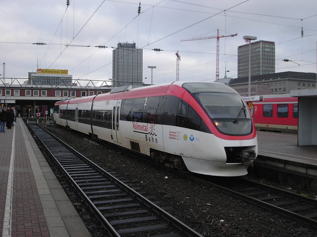 Ein dreiteiliger Talent-Dieseltriebzug der Volmetal-Bahn nach Ldenscheid steht am 09.01.2004 im Dortmunder Hauptbahnhof