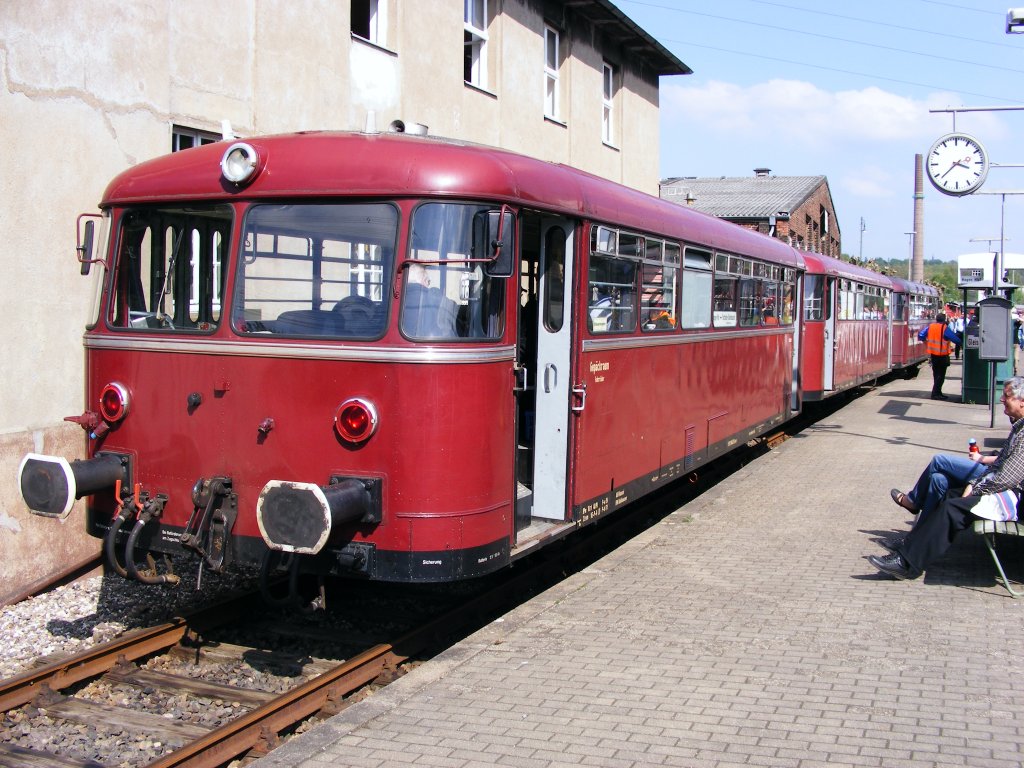 Ein dreiteiliger Zug aus zweimotorigen Schienenbussen steht am 19.04.2009 im Eisenbahnmuseum in Bochum-Dalhausen.