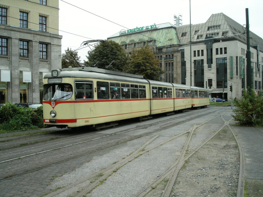 Ein DWAG-GT8 ist am 30.09.2004 auf dem Jan-Wellem-Platz in Dsseldorf unterwegs.