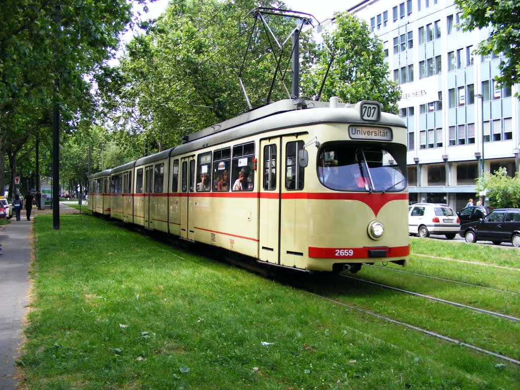 Ein DWAG-GT8 der Rheinbahn ist am 20. Juni 2008 auf der Immermannstrae in Dsseldorf unterwegs.