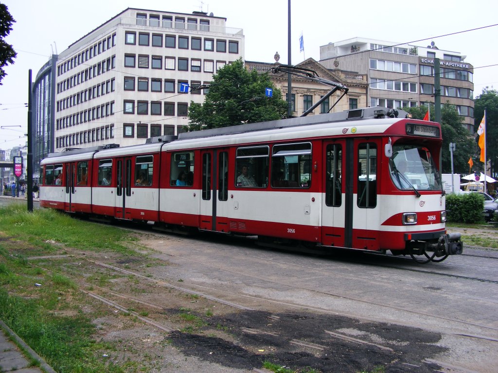 Ein DWAG-GT8S der Rheinbahn ist am 30. Mai 2008 auf dem Jan-Wellem-Platz in Dsseldorf unterwegs.