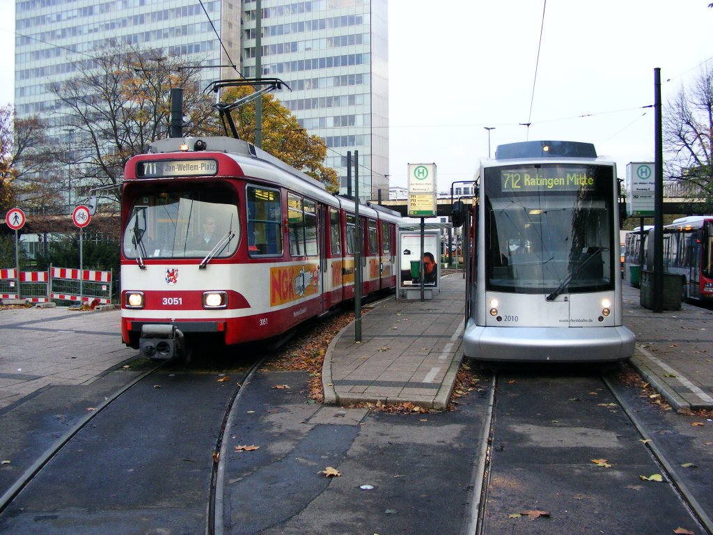 Ein DWAG-GT8S der Rheinbahn steht am 11. November 2009 nebem dem Niederflurnachfolger auf dem Jan-Wellem-Platz in Dsseldorf.