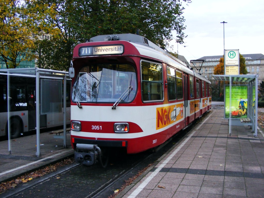 Ein DWAG-GT8S der Rheinbahn steht am 13. November 2009 in der Haltestelle  Jan-Wellem-Platz  in Dsseldorf.