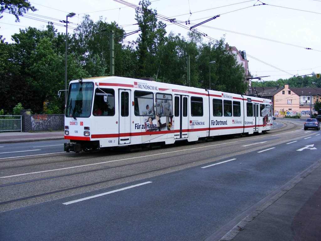 Ein DWAG-N8 der Dortmunder Stadtwerke ist am 16. Mai 2008 in Dorstfeld unterwegs.