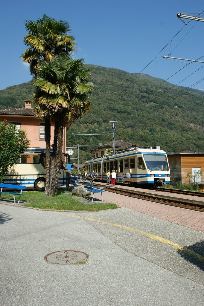 Ein FART Regionalzug beim Halt in Intragna am 23. September 2009.