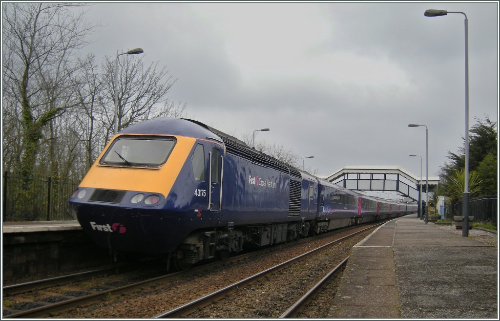 Ein First Great Western HST 125 nach London beim Halt in St Erth am 18. April 2008.