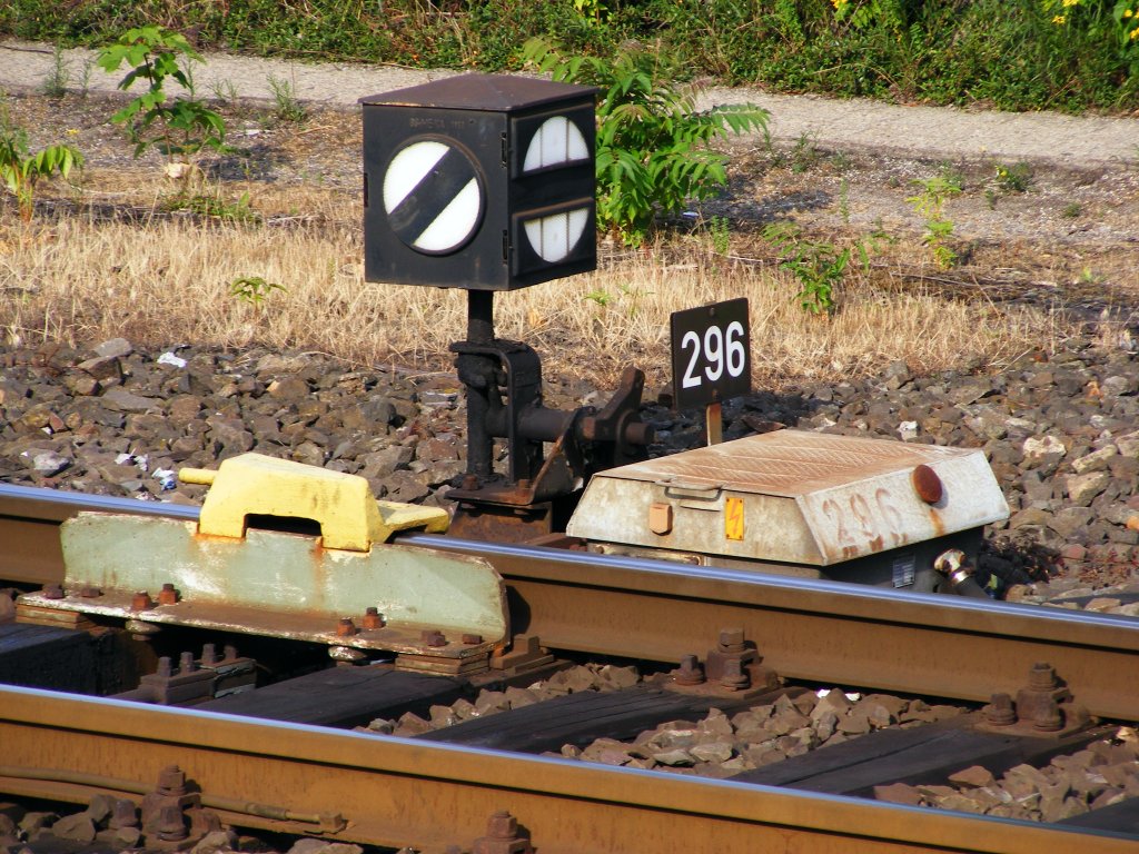 Ein Form-Sperrsignal mit Gleissperre und Antrieb im Hauptbahnhof von Mnster am 06.07.2010.