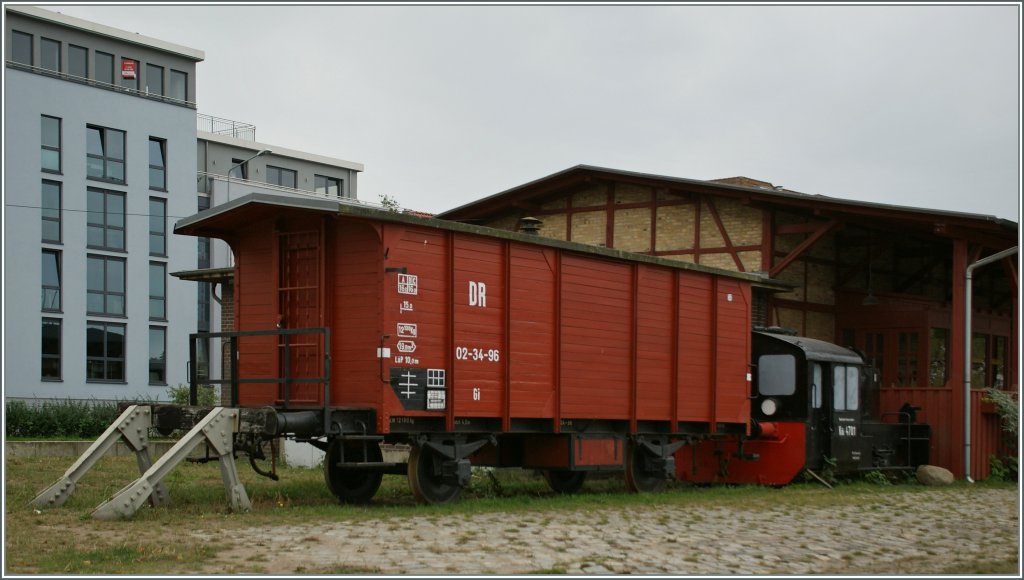 Ein gedeckter Gterwagen  Stettin  und eine Kf im Stadthafen von Rostock.
18. Sept. 2012