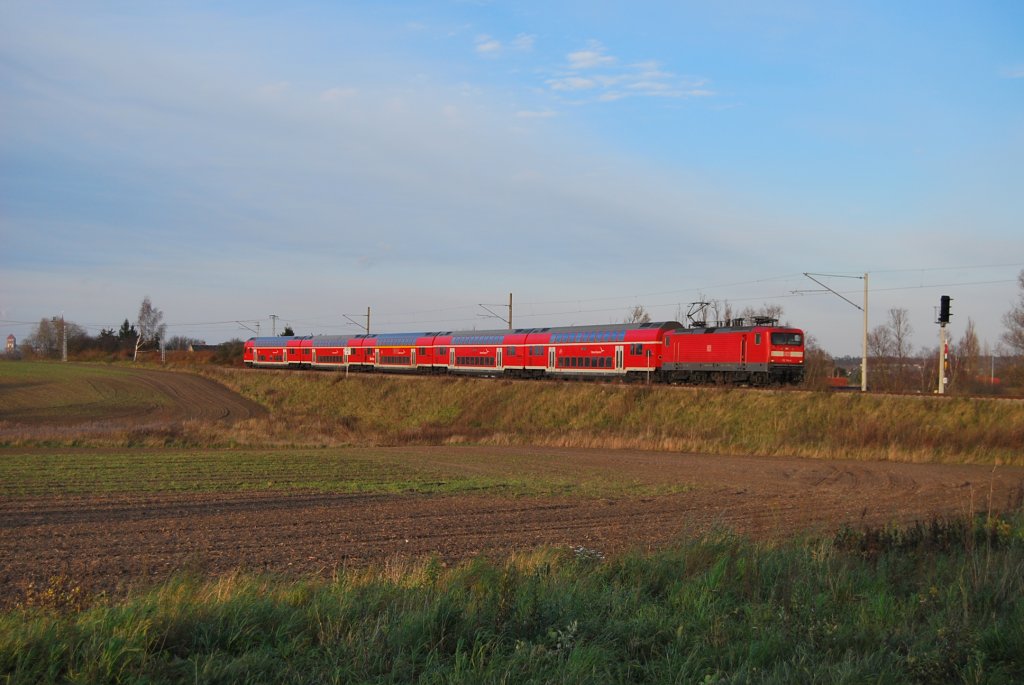 Ein gewohntes Bild auf der RE1(Rostock-Hamburg)sind die Loks der BR 112.Immer wieder mssen sie fr defekte Loks der BR 120.2 einspringen.So auch am 15.11.2010 als 112 114 den RE 33012 nach Hamburg bespannte.Geknipst in Gragetopshof kurz hinter Rostock.