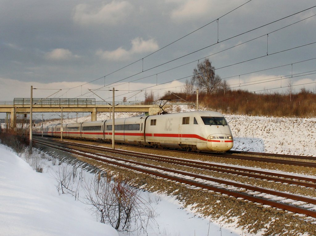 Ein ICE 1 am 03.01.2011 unterwegs bei Hebertshausen.
