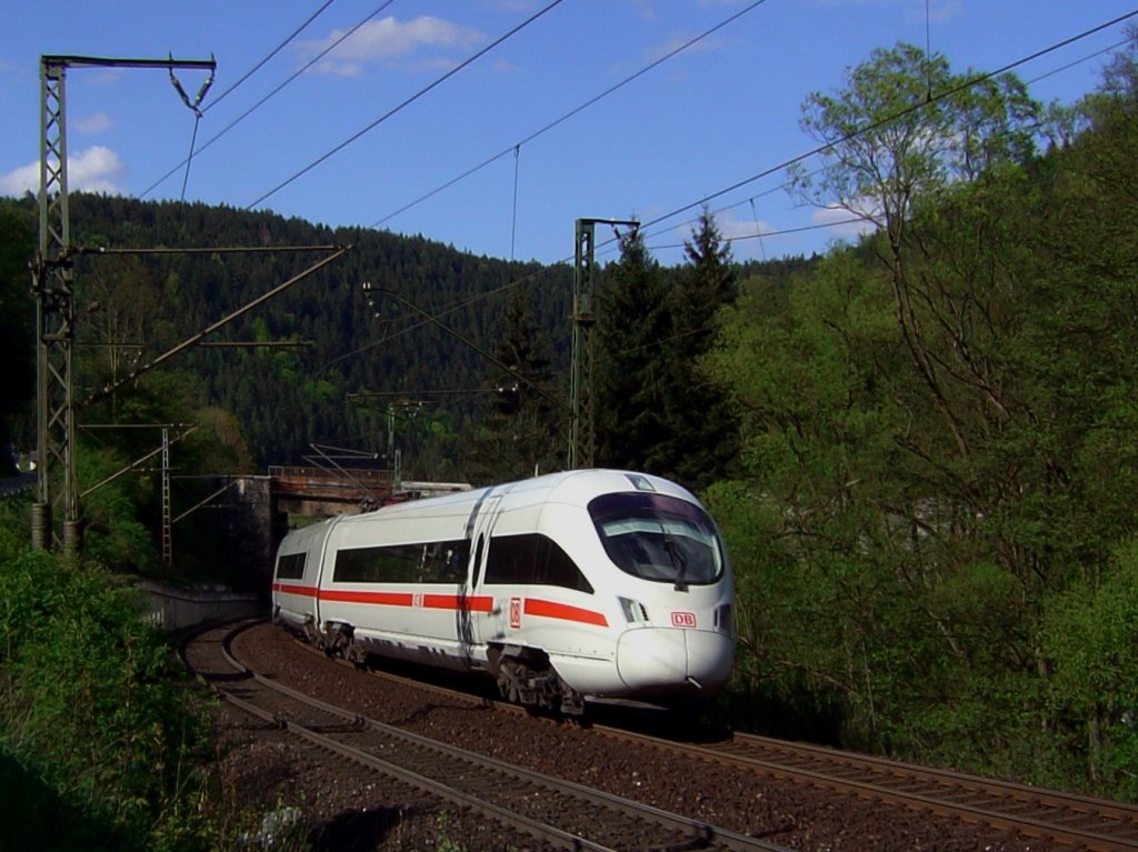 Ein ICE-T am 10.05.2008 unterwegs bei Lauenstein. 

