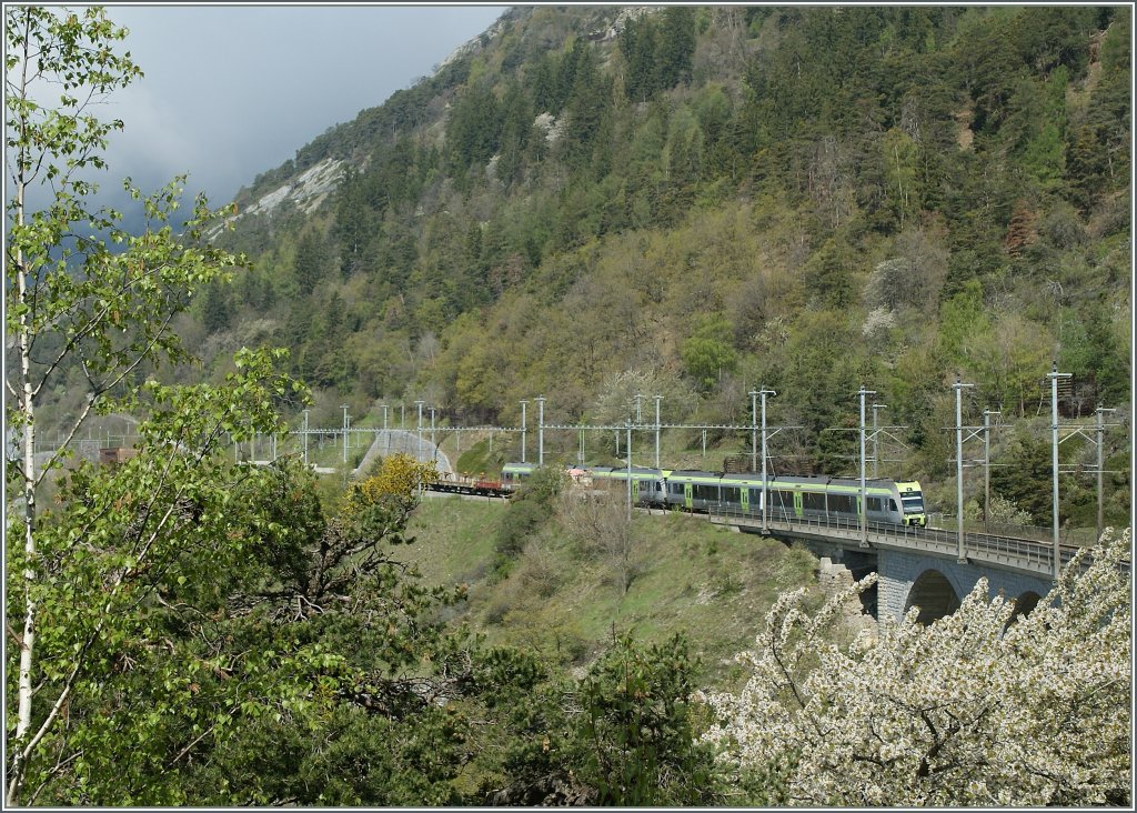 Ein  Ltschberger  auf dem Lugelkin-Viadukt bei Hohtenn.
4. Mai 2013