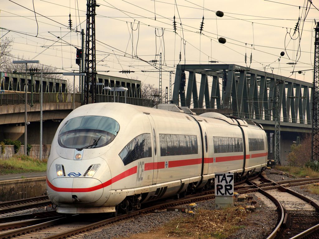 Ein Niederlndischer ICE 3 fuhr von Dsseldorf kommen durch den Bahnhof Kln Messe/Deutz am 20.11