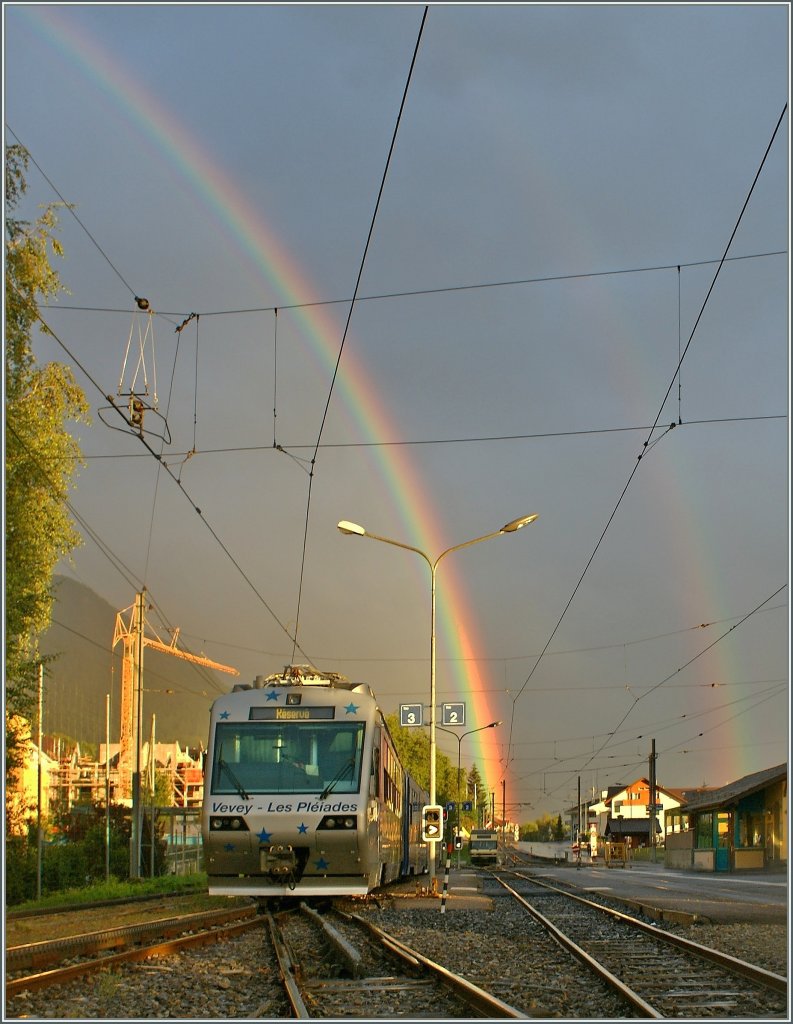 Ein Regenbogen wlbt sich am 15. August 2010 ber den  Train des Etoiles  in Blonay. 
(Hinweis: Das Bild entstand auerhalb des Gleisbereiches beim Dpt von Blonay)