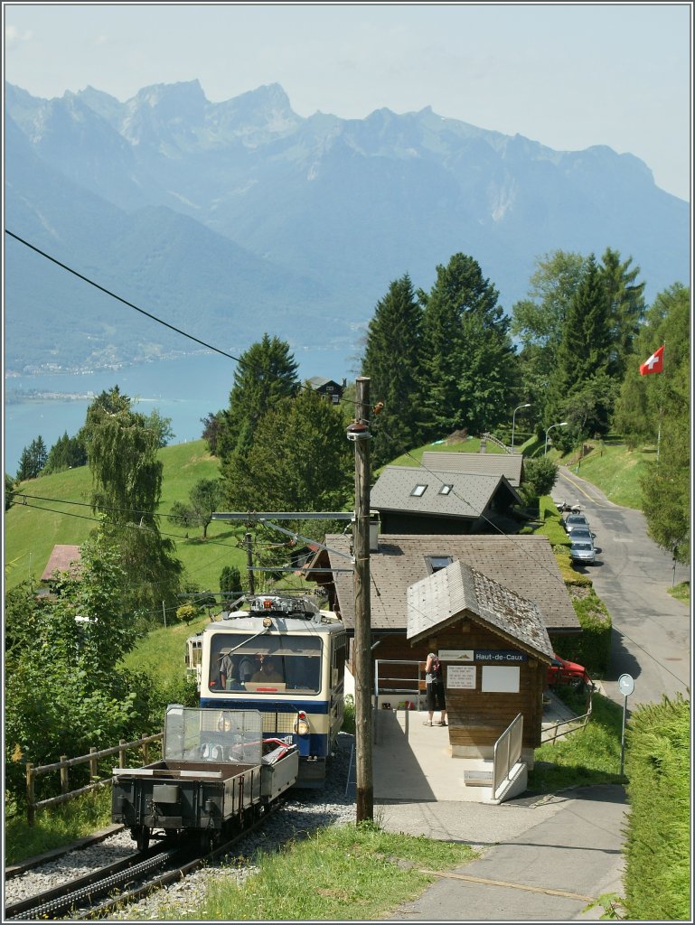 Ein Rochers de Naye Zug auf Bergfahrt hlt an der kleinen Haltestelle  Le Haut de Caux . 
3. Aug. 2013