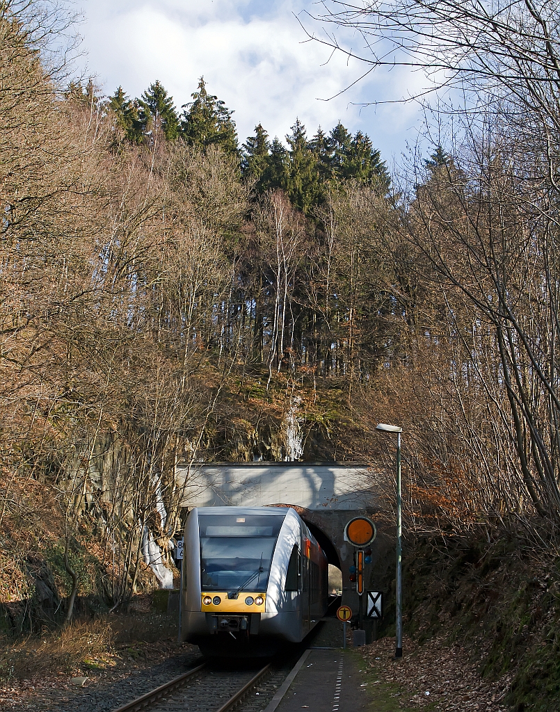Ein Stadler GTW 2/6 der Hellertal kommt am 04.02.2011 aus dem Herdorfer Tunnel und erreicht den Haltepunkt Herdorf-Knigsstollen, nach diesem Halt fhrt er  weiter Richtung Betzdorf/Sieg.
