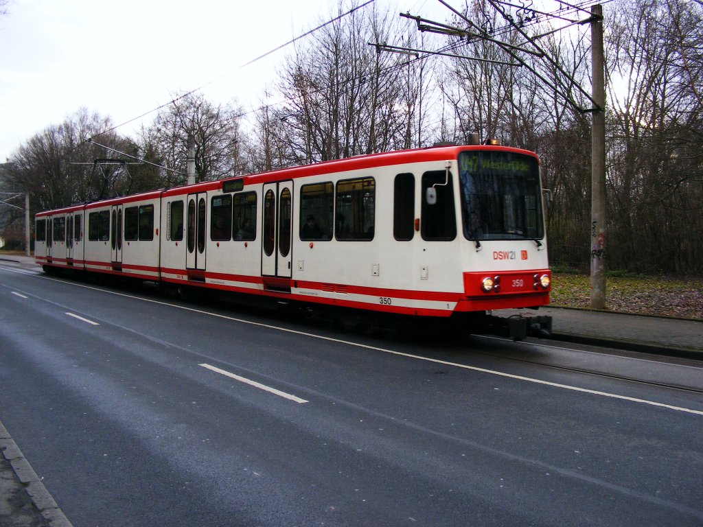 Ein Stadtbahnwagen B der Dortmunder Stadtwerke ist am 19. Dezember 2008 auf der Marsbruchstrae unterwegs.