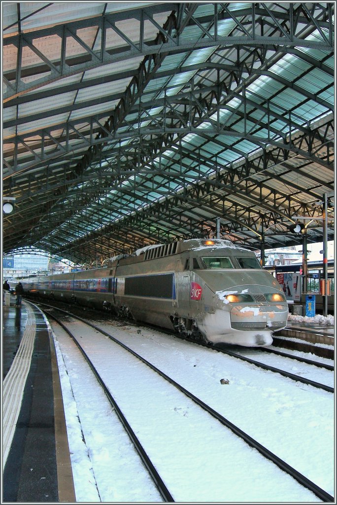 Ein TGR Lyria kurz vor der Abfahrt nach Paris Gare de Lyon in Lausanne. 
17.12.2010