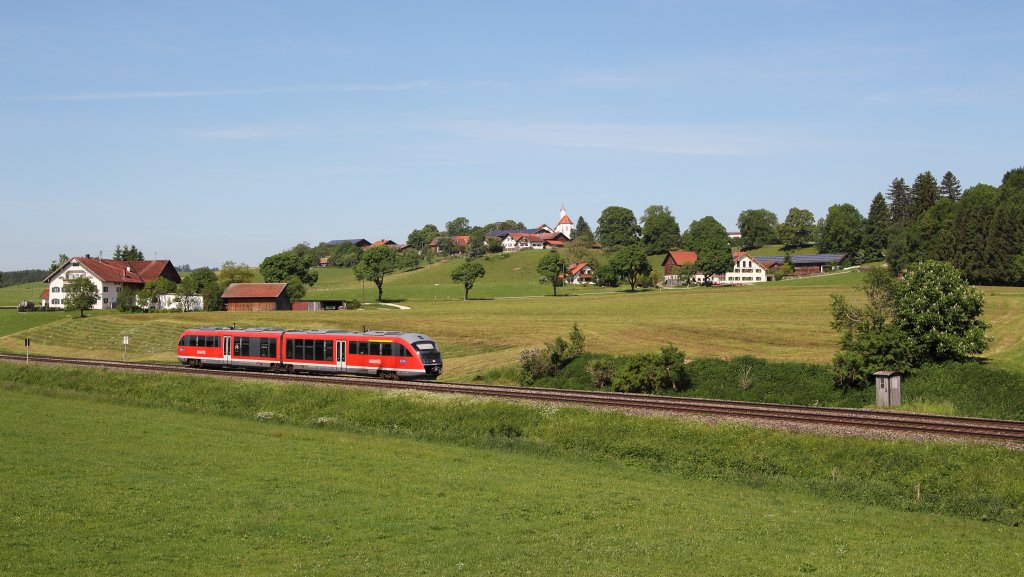 Ein Triebwagen der BR 642 ist am 13.06.13 bei Grwangs unterwegs nach Kempten.