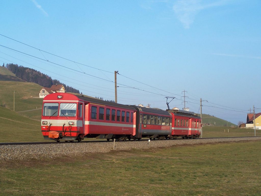 Ein Triebwagen unteregs zwischen Gossau und Appenzell, Gonten am 12/02/11