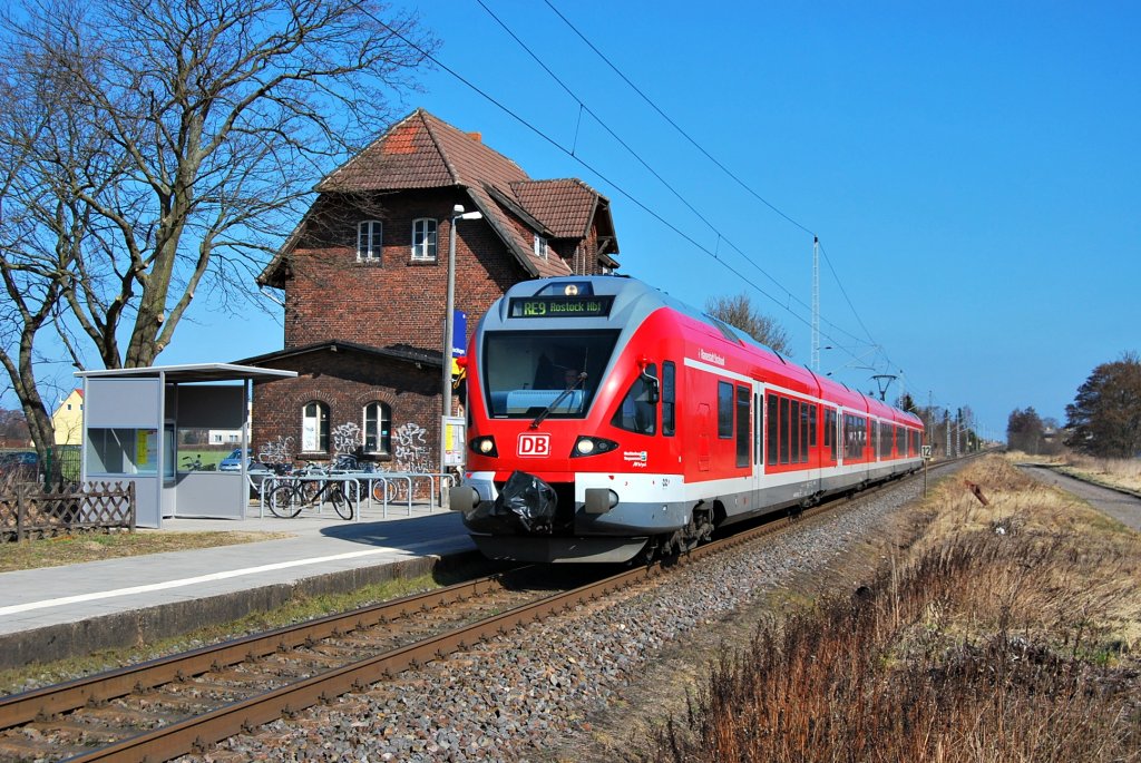 Ein unerkannter  Flirt  rauscht als RE aus Sassnitz kommend durch Mnchhagen in Richtung Rostock.Geknipst am 22.03.2011.