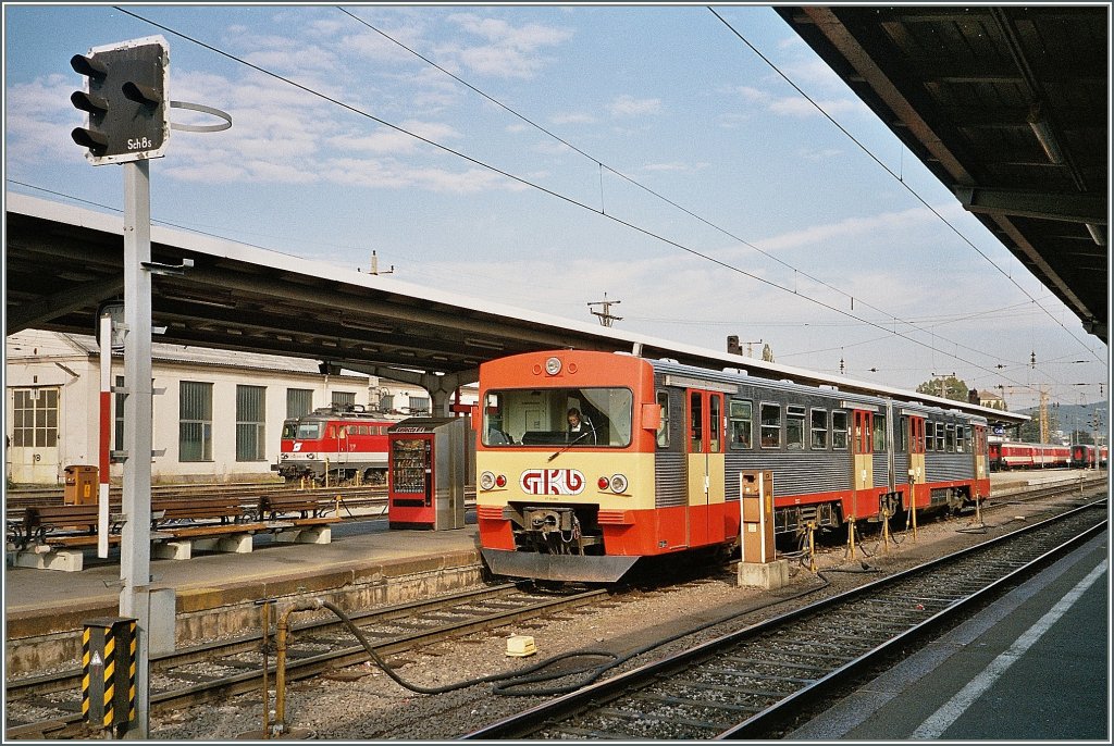 Ein zu jener Zeit typischer Triebwagenzug der GKB in Graz. 
Analoges Bild vom September 2004.