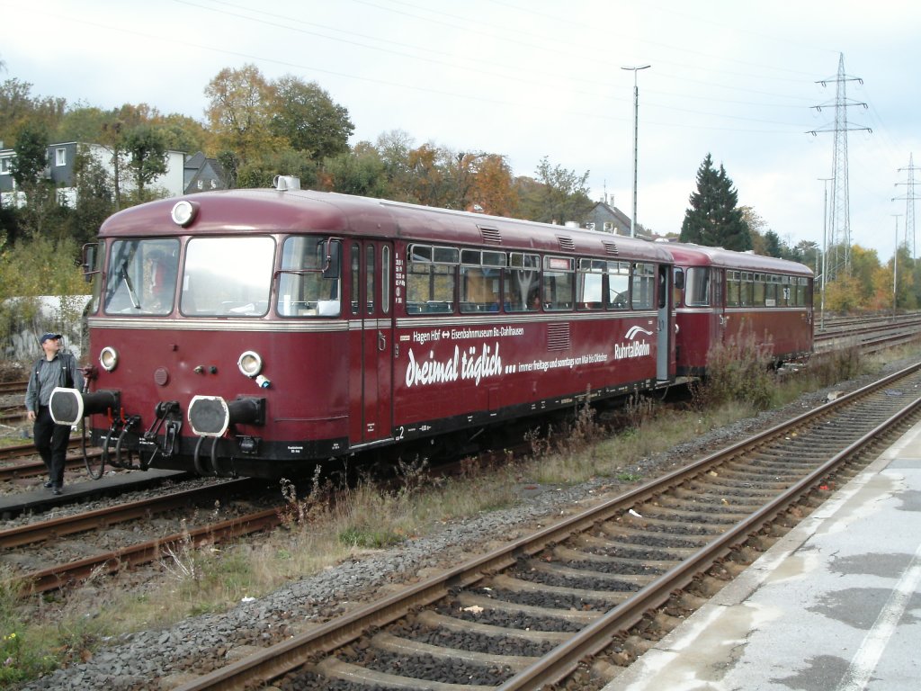 Ein zweimotoriger Schienenbuszug in Remscheid-Lennep.