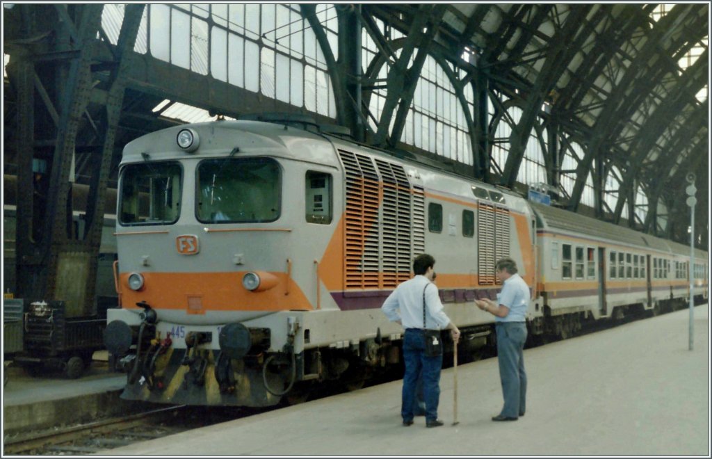 Eine D 445 mit einem Regionlazug in Milano C. 
Gescannts Negativ/Juni 1985 