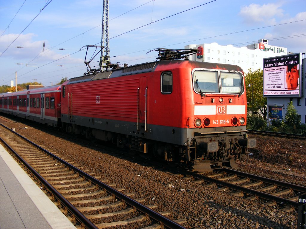 Eine DB 143 ist am 14.10.2008 mit einem S-Bahn-Wendezug im Bochumer Hauptbahnhof unterwegs.