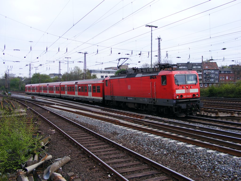 Eine DB 143 mit S-Bahn-Wendezug ist am 22.04.2008 im stlichen Essener Hauptbahnhof unterwegs.