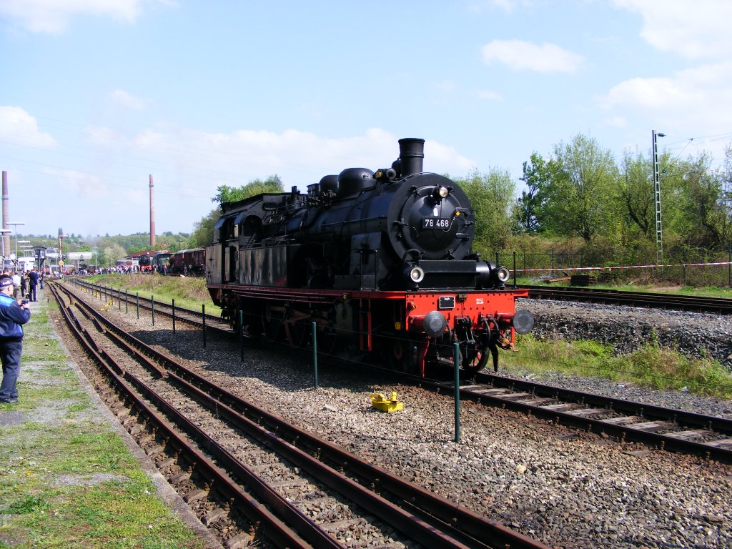 Eine DB 78 ist am 19.04.2009 im Eisenbahnmuseum in Bochum-Dalhausen unterwegs.
