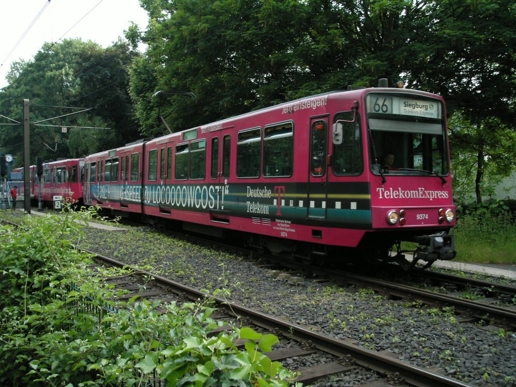 Eine Doppeltraktion aus Bonner Stadtbahnwagen B verlt am 03.06.2004 die Endhaltestelle in Bad Honnef.
