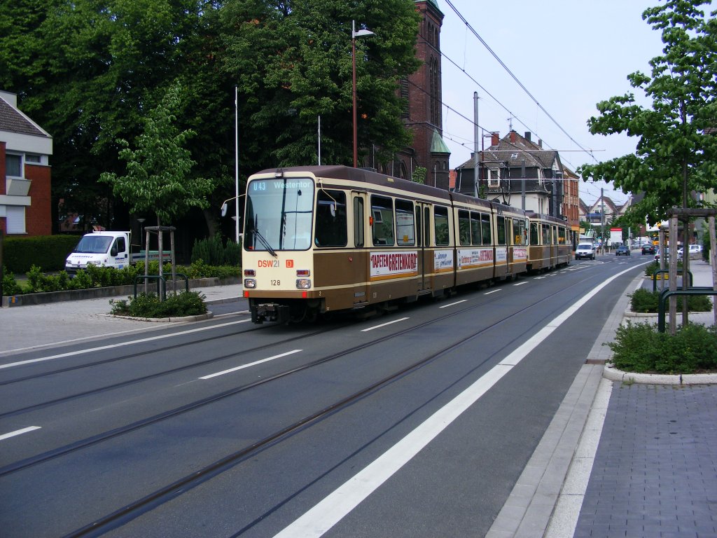 Eine Doppeltraktion aus DWAG-N8 der Dortmunder Stadtwerke ist am 16. Mai 2008 in Asseln unterwegs - diese Aufnahme stellt einen besonderen Glcksfall dar, weil beide Wagen dieser Doppeltraktion noch die alte braun-beige Lackierung tragen.