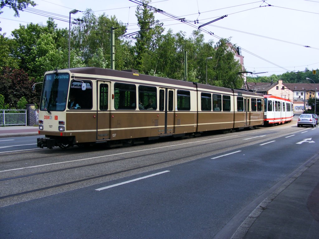 Eine Doppeltraktion aus DWAG-N8 der Dortmunder Stadtwerke ist am 16. Mai 2008 in Dorstfeld unterwegs.