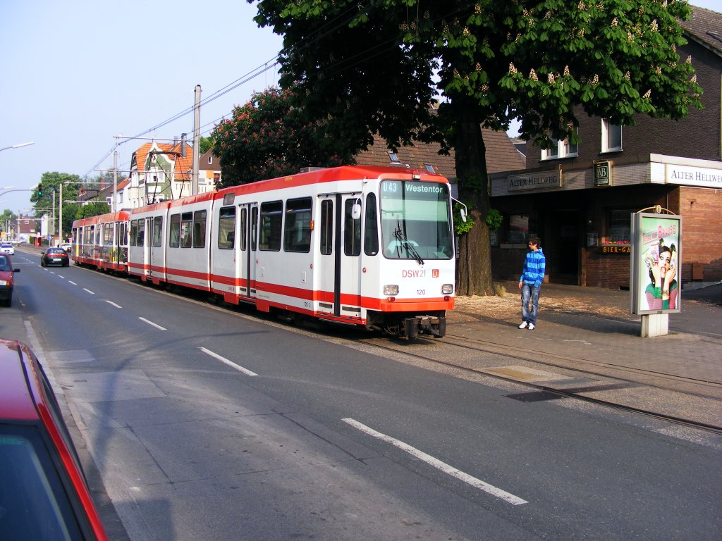 Eine Doppeltraktion aus DWAG-N8 der Dortmunder Stadtwerke ist am 16. Mai 2008 in Wickede unterwegs.