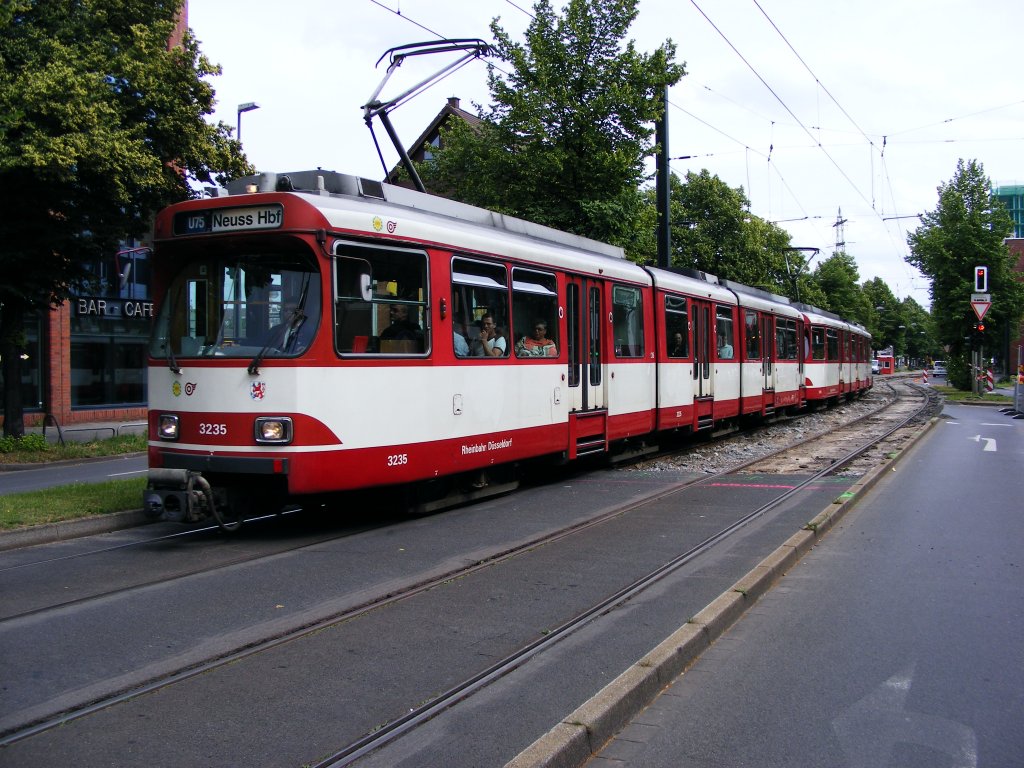 Eine Doppeltraktion aus GT8SU der Rheinbahn ist am 20. Juni 2008 in Dsseldorf-Lierenfeld unterwegs.