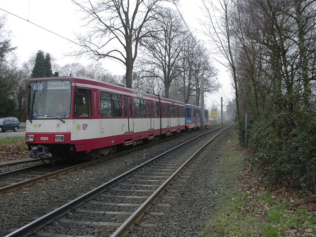 Eine Doppeltraktion aus Stadtbahnwagen B der Rheinbahn ist am 13.02.2004 in Meerbusch unterwegs.