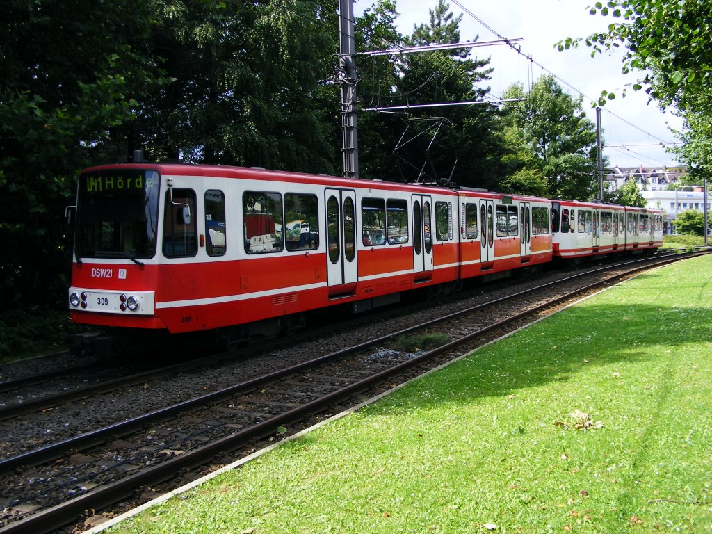 Eine Doppeltraktion aus Stadtbahnwagen B der Dortmunder Stadtwerke befindet sich am 19. Juli 2008 kurz vor der nrdlichen Einfahrt der Haltestelle  Fredenbaum .