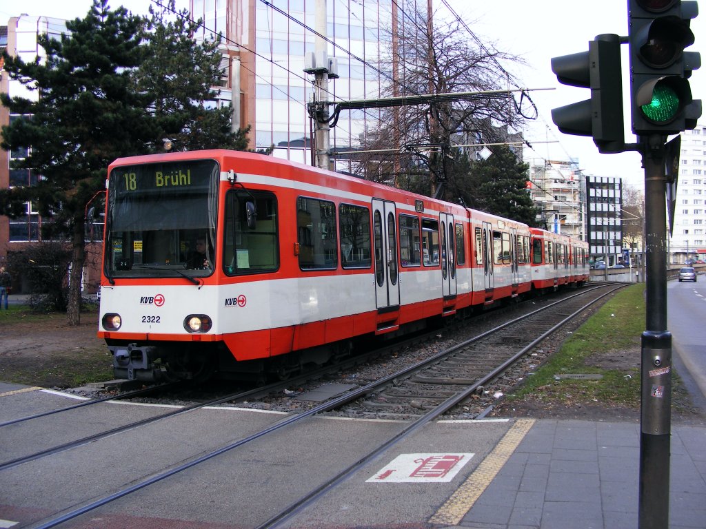 Eine Doppeltraktion aus Stadtbahnwagen B der KVB ist am 17.03.2010 am Barbarossaplatz in Kln unterwegs - im Hintergrund sieht man noch die Tunnelrampe zum Neumarkt.