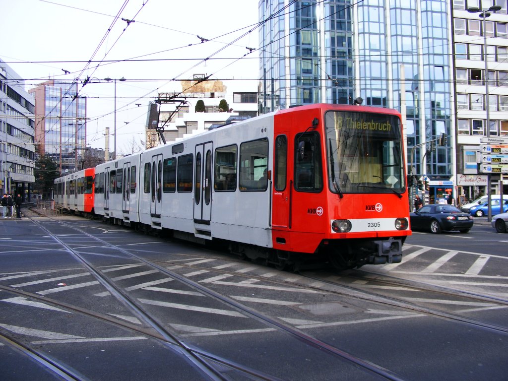 Eine Doppeltraktion aus Stadtbahnwagen B der KVB ist am 17.03.2010 auf dem Barbarossaplatz in Kln unterwegs.