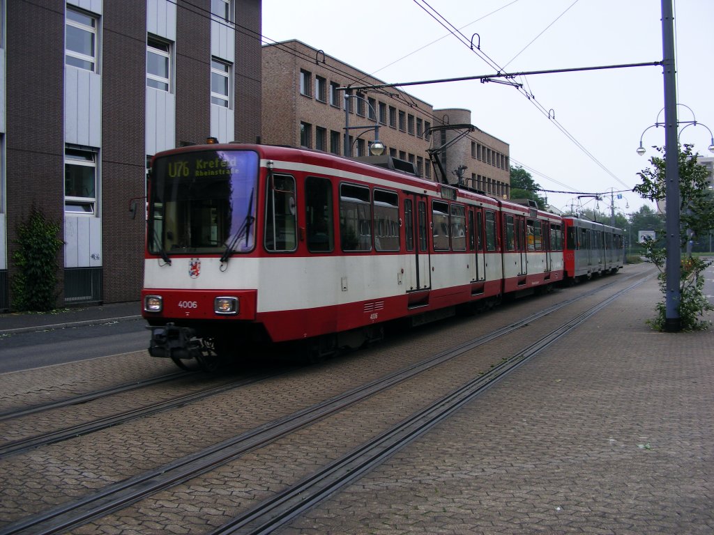 Eine Doppeltraktion aus Stadtbahnwagen B der Rheinbahn ist am 30.05.2008 auf der Hansastrae in Krefeld unterwegs.