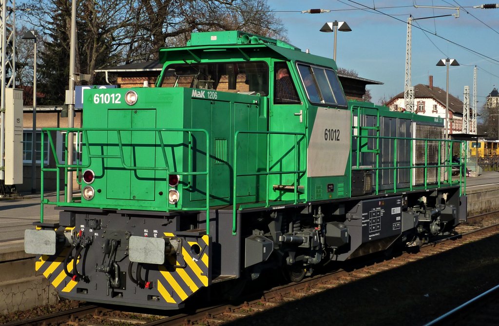 Eine fr mich unbekannte Lok. Die MAK 1206 mit der HU 00.00.2010(?) -in Neustrelitz Richtung Berlin.(21.11.2011)