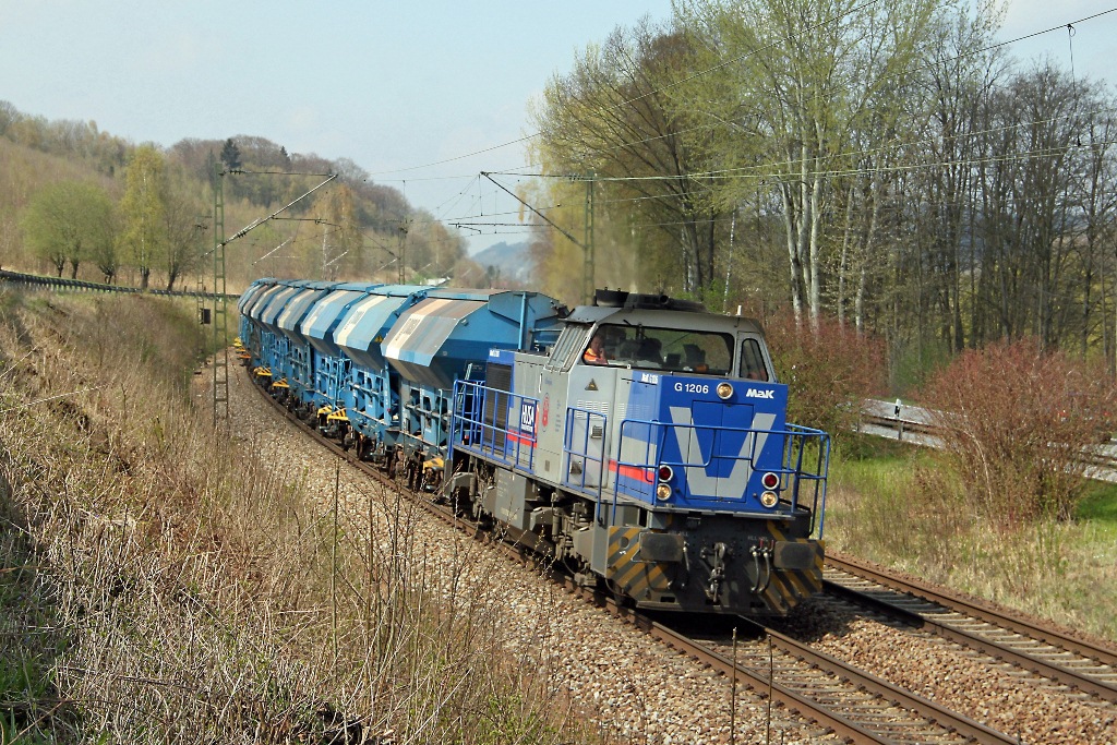Eine MaK-Diesellok G 1206 unter Fahrdraht bei Hausbach zwischen Vilshofen und Passau. Fotografiert am 12.4.2012.